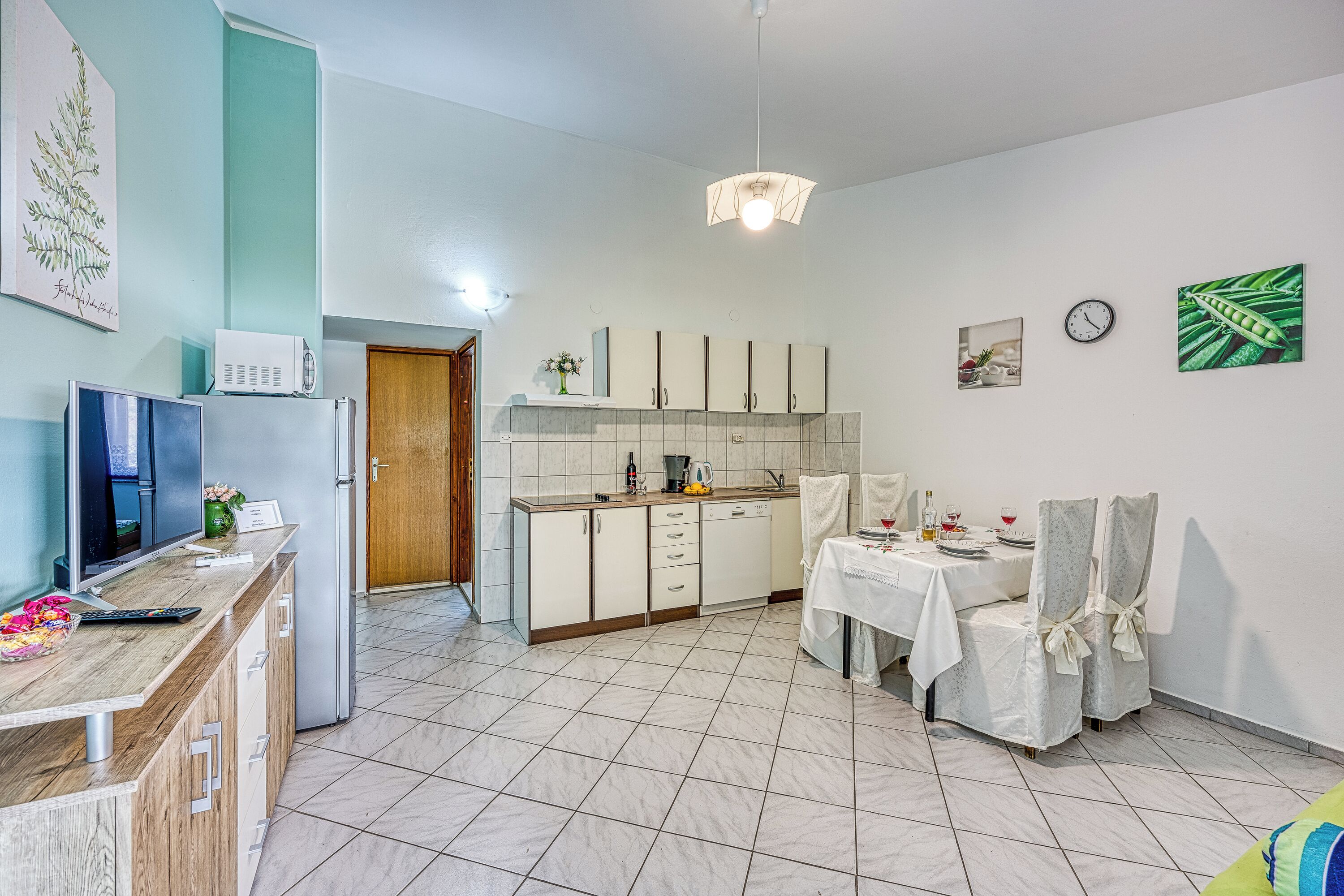 Apartamento familiar, varias habitaciones, junto a la montaña (Turquoise Apartment Sea View) | Cocina privada | Frigorífico, microondas, horno y placa de cocina