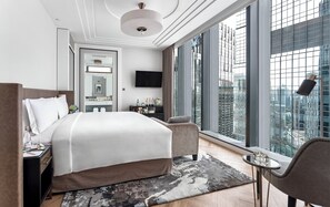 Premium bedding, minibar, in-room safe, desk - The Langham, Jakarta (Jakarta)