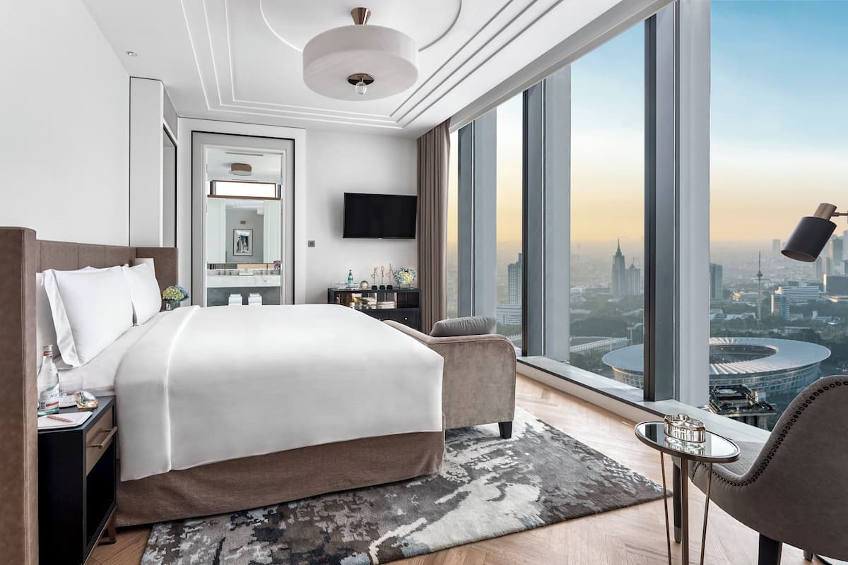 premium bedding, minibar, in-room safe, desk