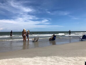 På stranden og solsenger