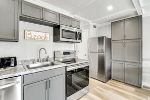 Kjøleskap, mikrobølgeovn, ovn og kokeplater