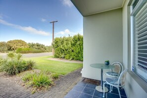 Outdoor dining - Beach Front Esplanade Victor Harbor - Wi-Fi and Linen Included (Victor Harbor)