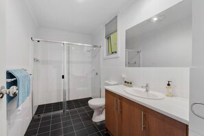 Shower - Beach Front Esplanade Victor Harbor - Wi-Fi and Linen Included (Victor Harbor)