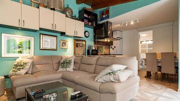 Apartamento (One Bedroom Apartment with Terrace) | Sala de estar | TV