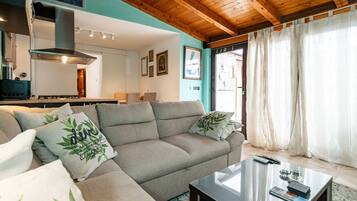 Apartamento (One Bedroom Apartment with Terrace) | Sala de estar | TV