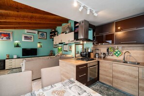 Lejlighed (One Bedroom Apartment with Terrace) | Privat køkken | Køleskab