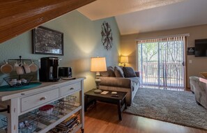 Apartamento, 2 habitaciones | Sala de estar | Una Smart TV