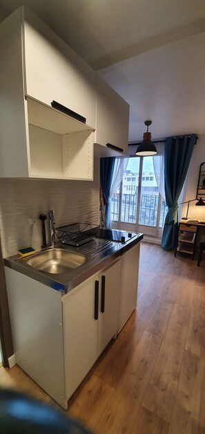 Een koelkast, een microgolfoven, een oven, een kookplaat
