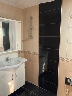 Shower, free toiletries, hair dryer, soap - Mavidebul (Silivri)