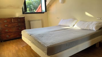 2 makuuhuonetta, silitysrauta/-lauta