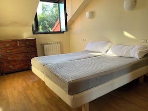 2 slaapkamers, een strijkplank/strijkijzer