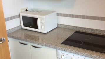 Een magnetron, een oven, een kookplaat