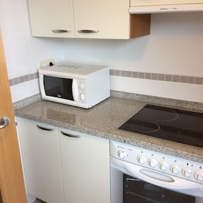 Een magnetron, een oven, een kookplaat