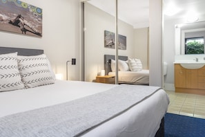 2 habitaciones, escritorio, tabla de planchar con plancha y wifi