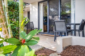 Outdoor dining - 2-Bed Family Haven with Pools, BBQ & Playgrounds (Mermaid Beach)