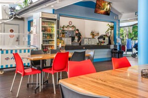 Dining - 2-Bed Family Haven with Pools, BBQ & Playgrounds (Mermaid Beach)
