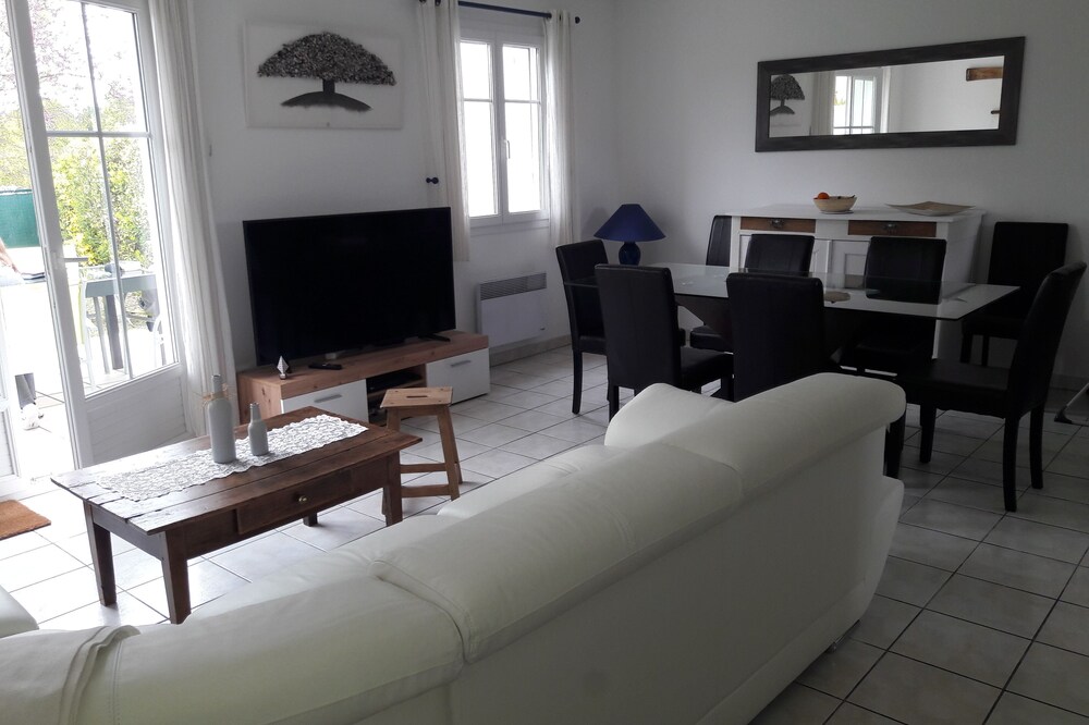 4* cottage near the ocean, with WIFI, shared swimming pool, private garden, park