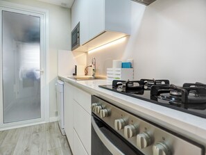 Kjøleskap, mikrobølgeovn, ovn og oppvaskmaskin