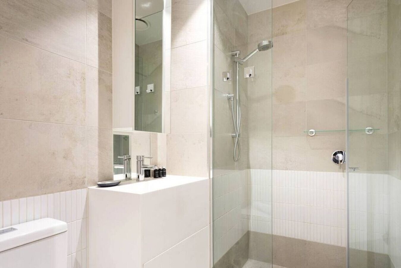 Sleek · Sleek Collingwood*FreeCarpark*Netflix* — image 25