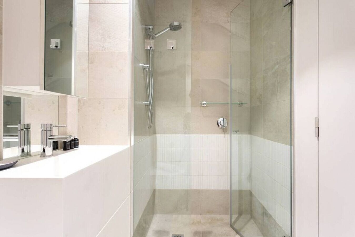 Sleek · Sleek Collingwood*FreeCarpark*Netflix* — image 26