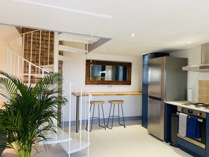 ثلاجة، ميكروويف، فرن، موقد طهي مسطح