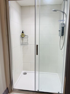 Dusche, Haartrockner, Handtücher, Seife