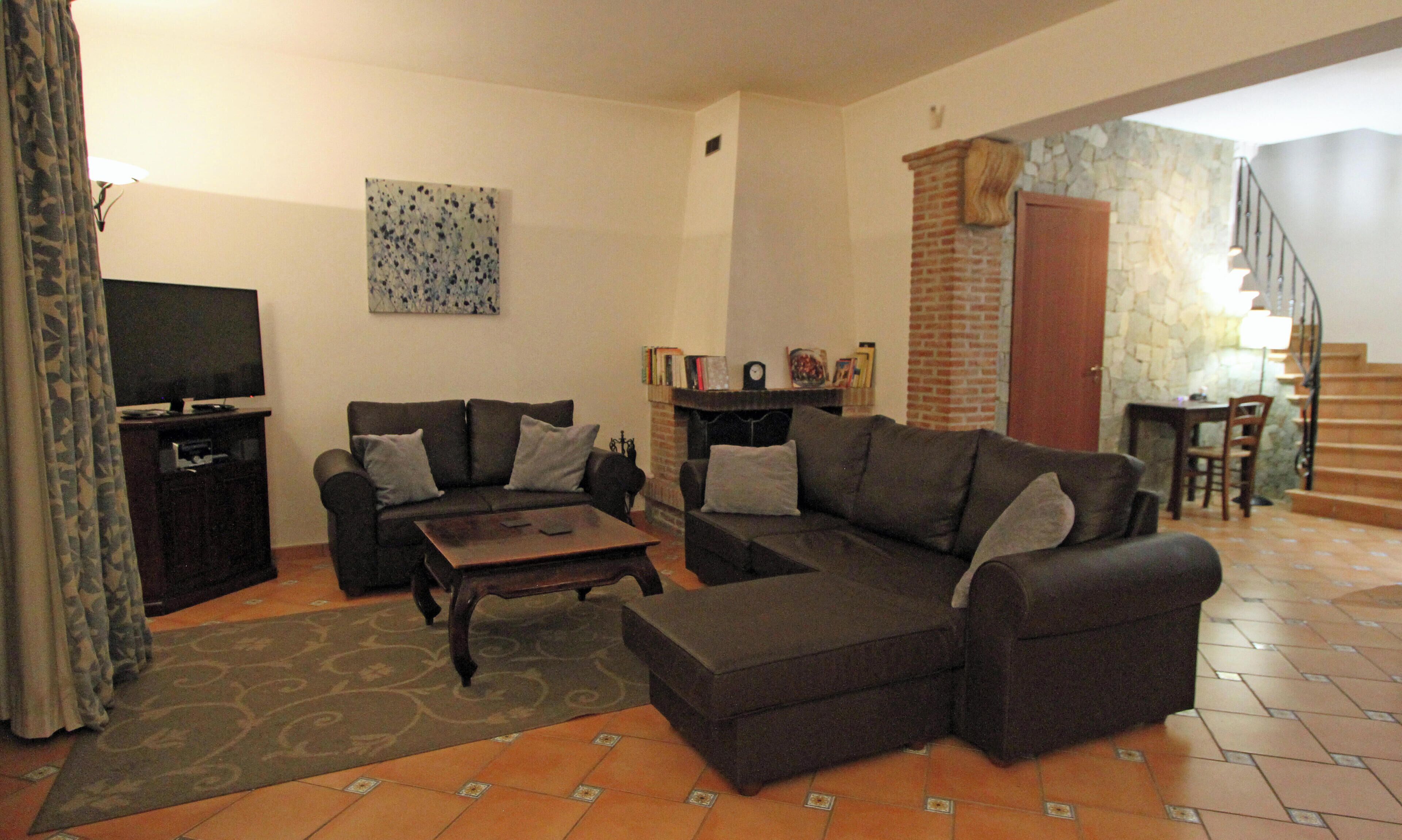 Fernseher, Kamin, DVD-Player, Bücher