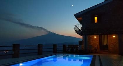 Villa avec piscine. Vues Ă couper le souffle sur la mer, l'Etna et Taormine