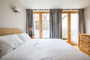 3 chambres, coffres-forts dans les chambres, fer et planche à repasser