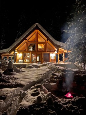 Exterior - Happy Trails: woodland retreat with sauna and deck (Mazama)