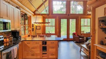 Geladeira, micro-ondas, fogão, cooktop