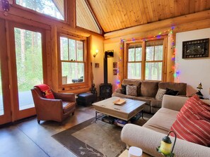TV, fireplace, DVD player, books - Happy Trails: woodland retreat with sauna and deck (Mazama)