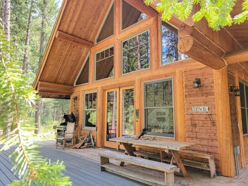 Happy Trails: woodland retreat with sauna and deck