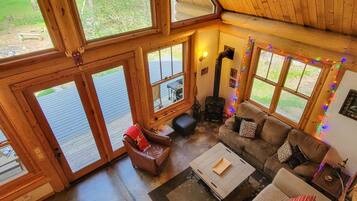 TV, lareira, DVD player, livros