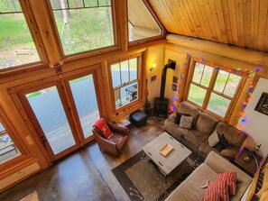 TV, lareira, DVD player, livros