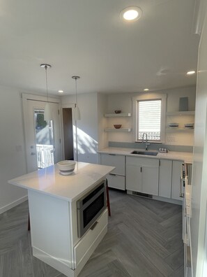 ثلاجة، ميكروويف، فرن، موقد طهي مسطح