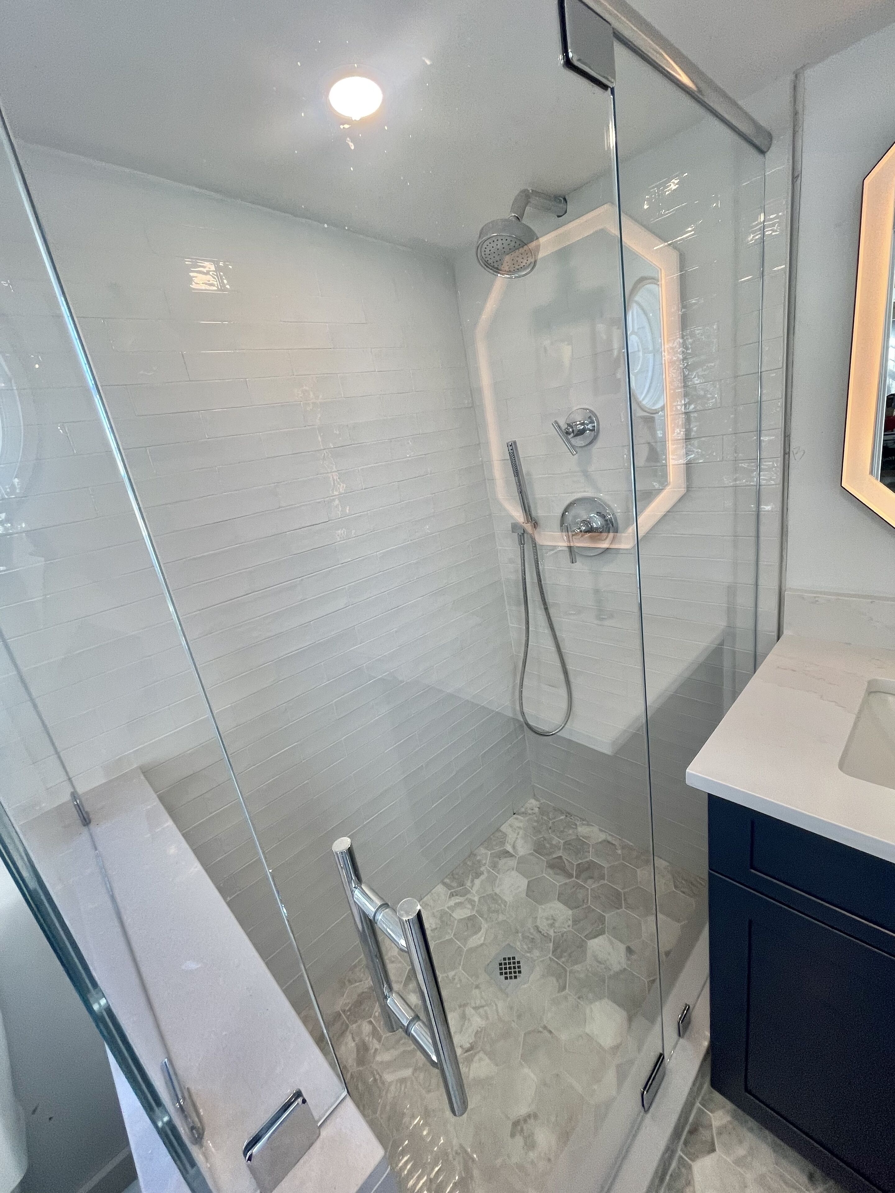 Douche, séchoir à cheveux, serviettes fournies, savon