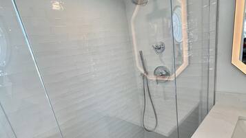 Douche, séchoir à cheveux, serviettes fournies, savon