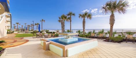 Una piscina techada, una piscina al aire libre