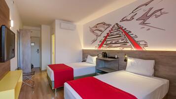 Quarto duplo standard, 2 camas de solteiro | Frigobar, cofres nos quartos, individualmente mobiliados
