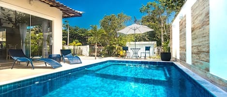 Una piscina al aire libre