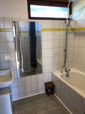 Badewanne, Haartrockner, Handtücher, Seife