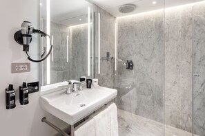 Quarto panorâmico | Banheiro | Chuveiro, chuveiro com efeito de chuva, secador de cabelo 