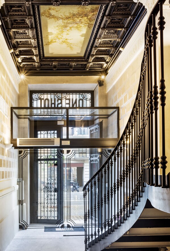 Interior entrance - One Shot Aragó  (Barcelona)