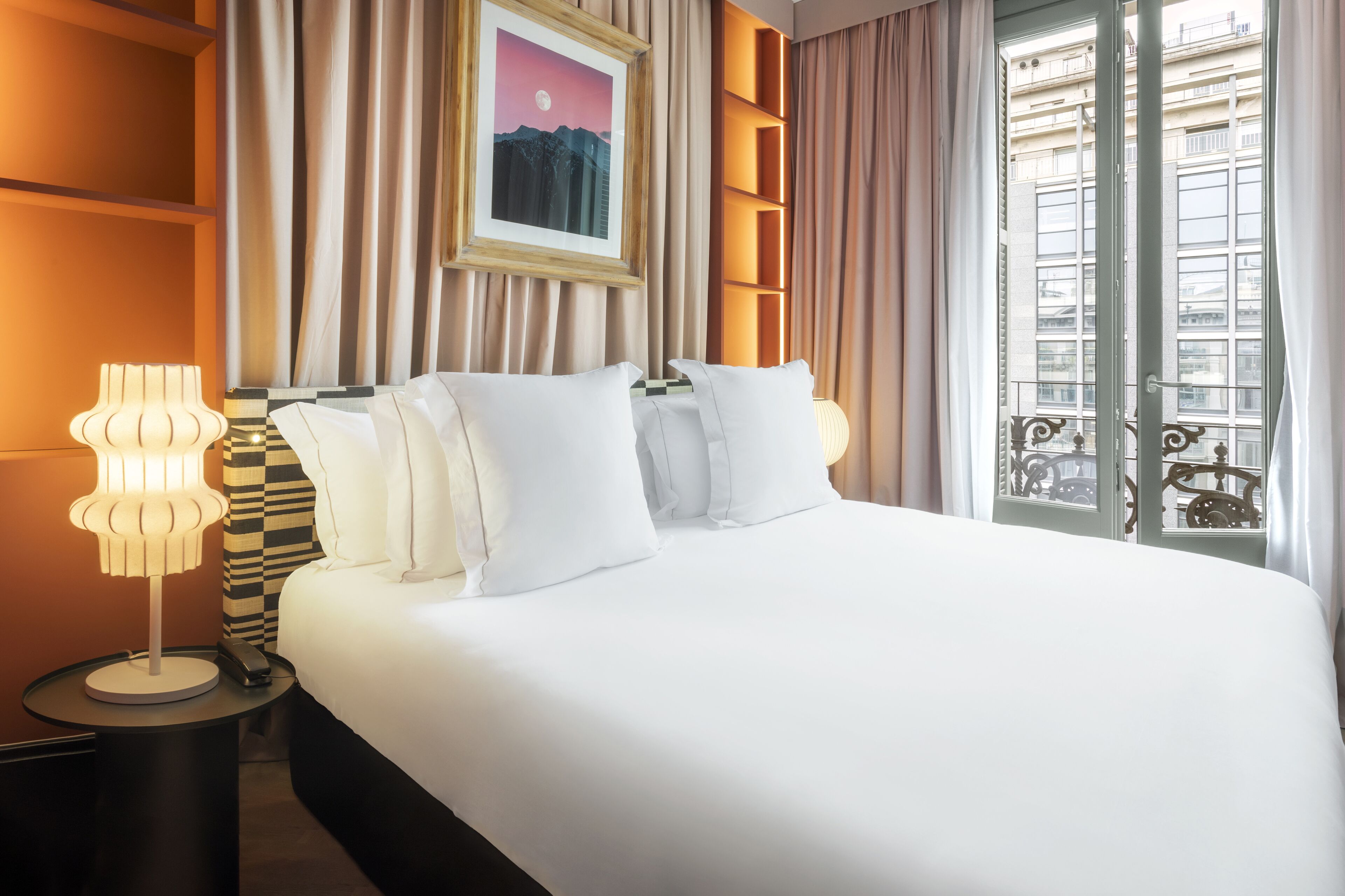 standard room | minibar, in-room safe, desk, laptop workspace