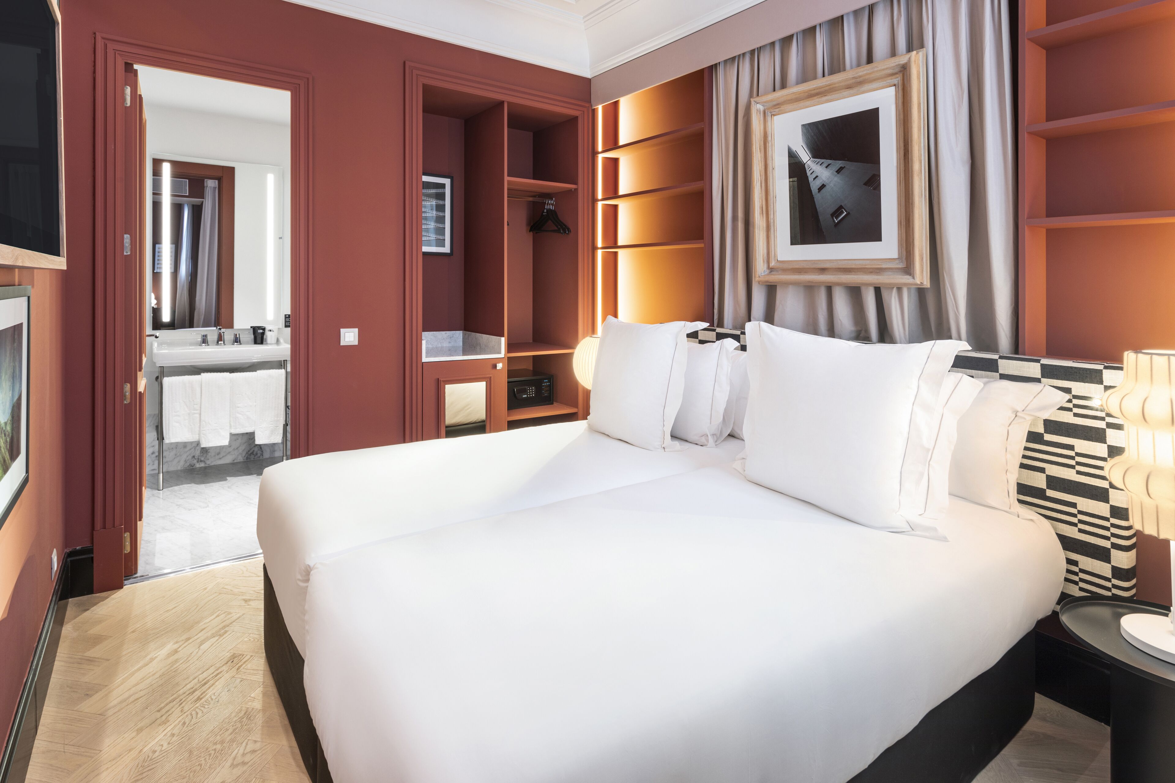 economy room | minibar, in-room safe, desk, laptop workspace