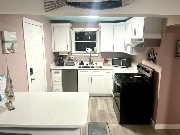 Fridge, microwave, oven, stovetop - Beachy Paradise (Indian Rocks Beach)