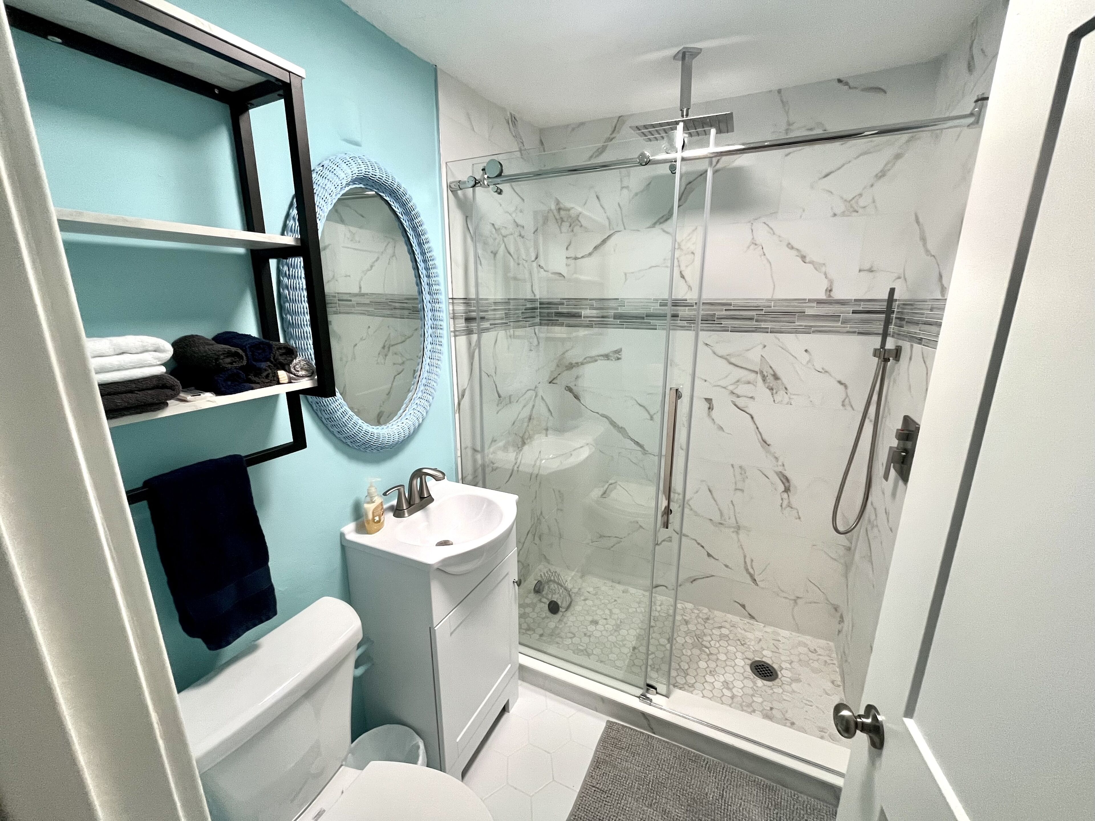 Kostenlose Toilettenartikel, Haartrockner, Handtücher
