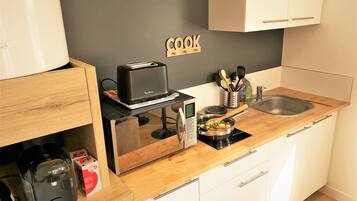 Fridge, microwave, stovetop, coffee/tea maker