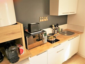 Jääkaappi, mikroaaltouuni, liesi, kahvin-/teenkeitin